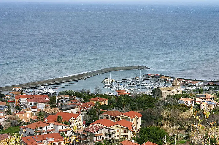 Yachtcharter Tropea, Porto di Tropea © José Luiz Bernardes Ribeiro  CC BY-SA 4.0